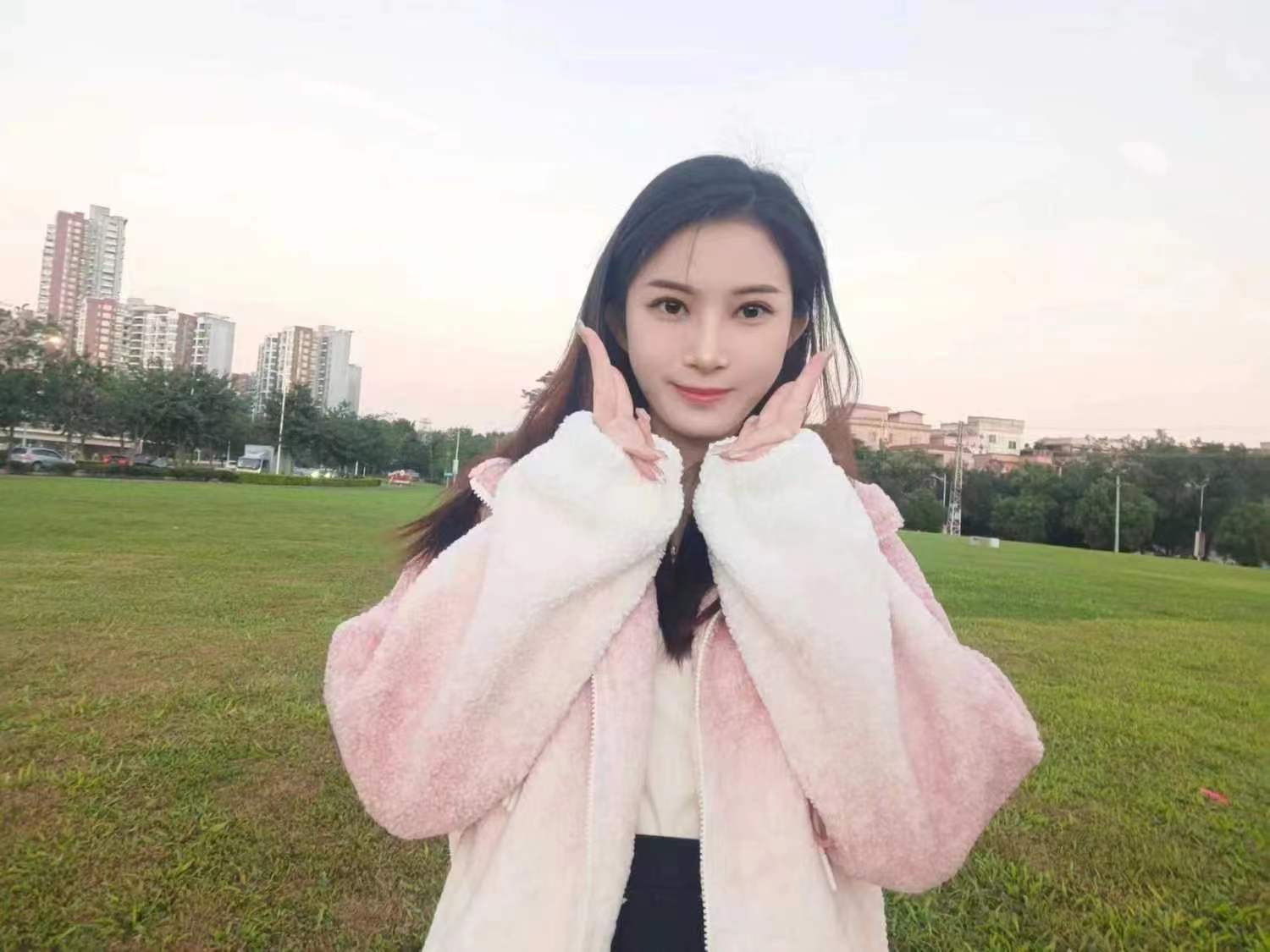 一进门很热情,就上来贴着你