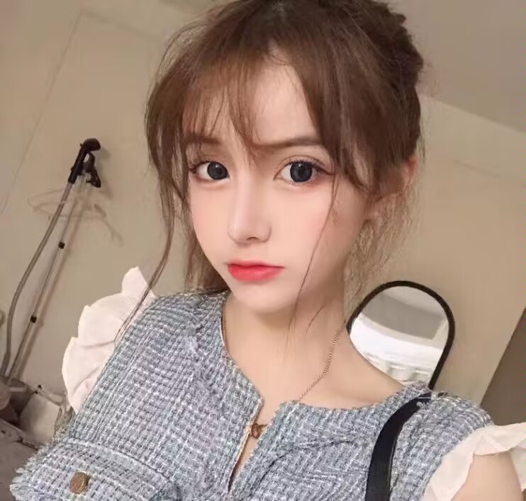 下面紧夹得很舒服的漂亮小妹