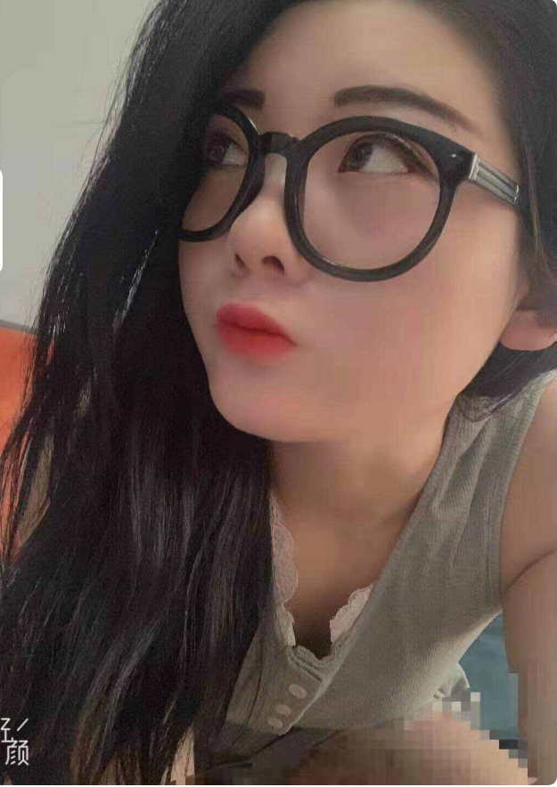 年轻漂亮微胖小姐姐