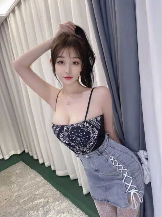 丰满性感夹的紧的漂亮小妹