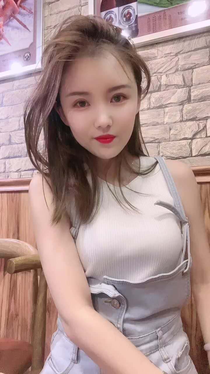 丰满性价比高的漂亮妹子