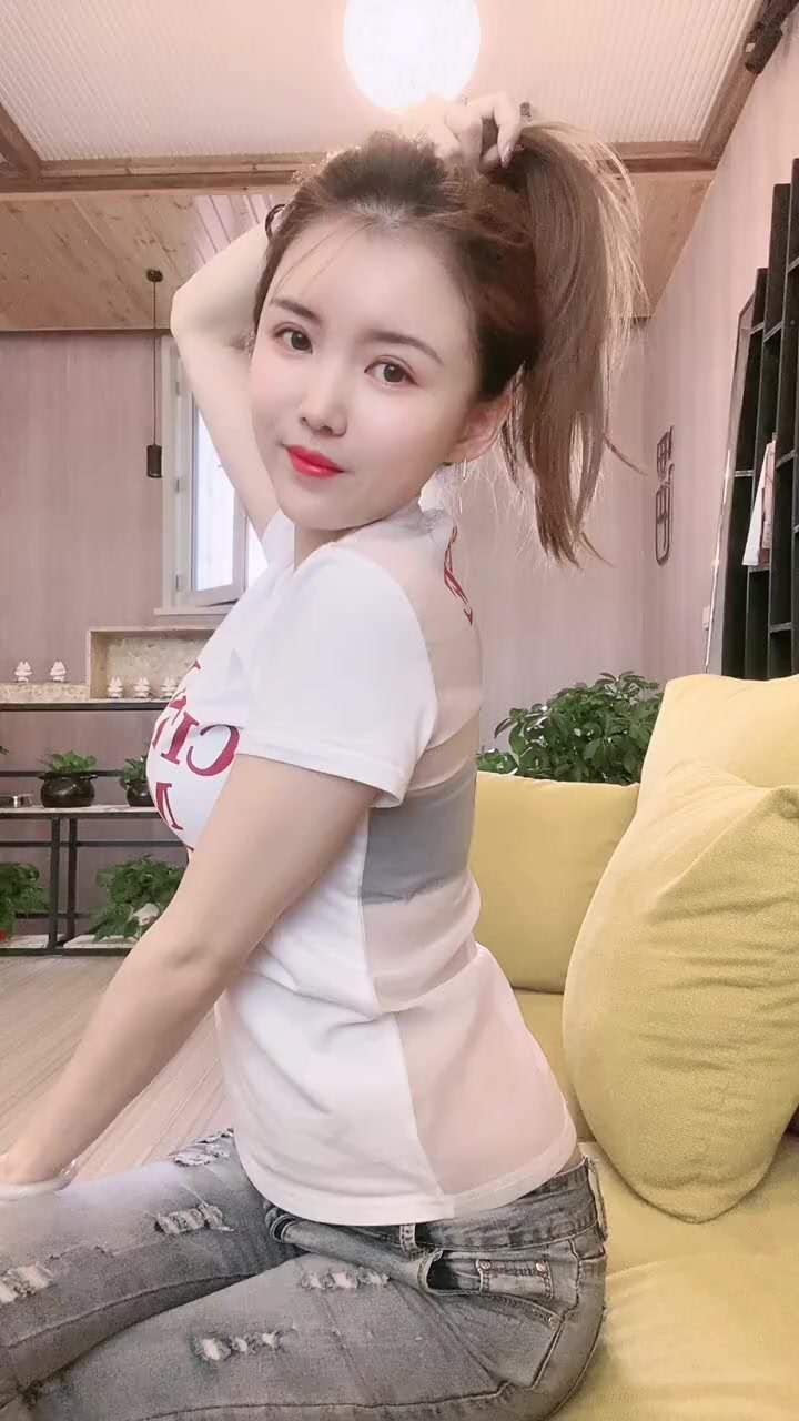 丰满性价比高的漂亮妹子