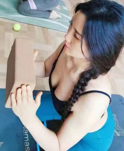 一边做一边还会舔吸我的奶头真的太爽了