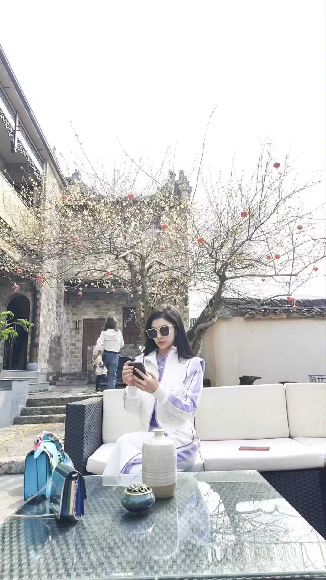 下面紧舔的舒服的漂亮妹子