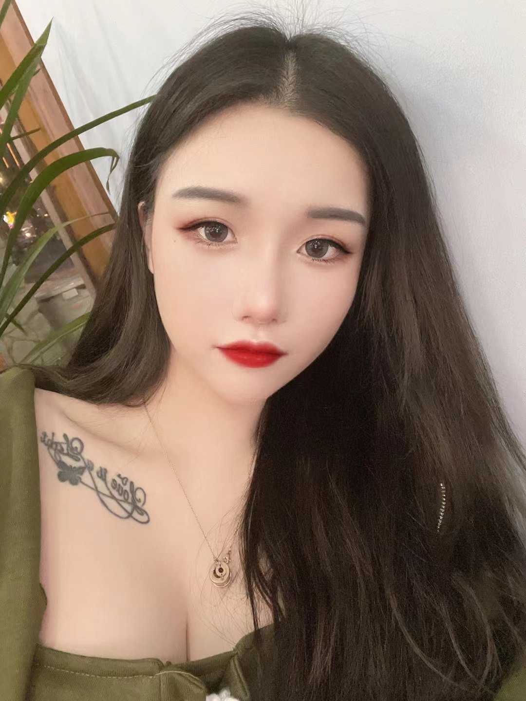 有纹身的性感小美女，值得试试