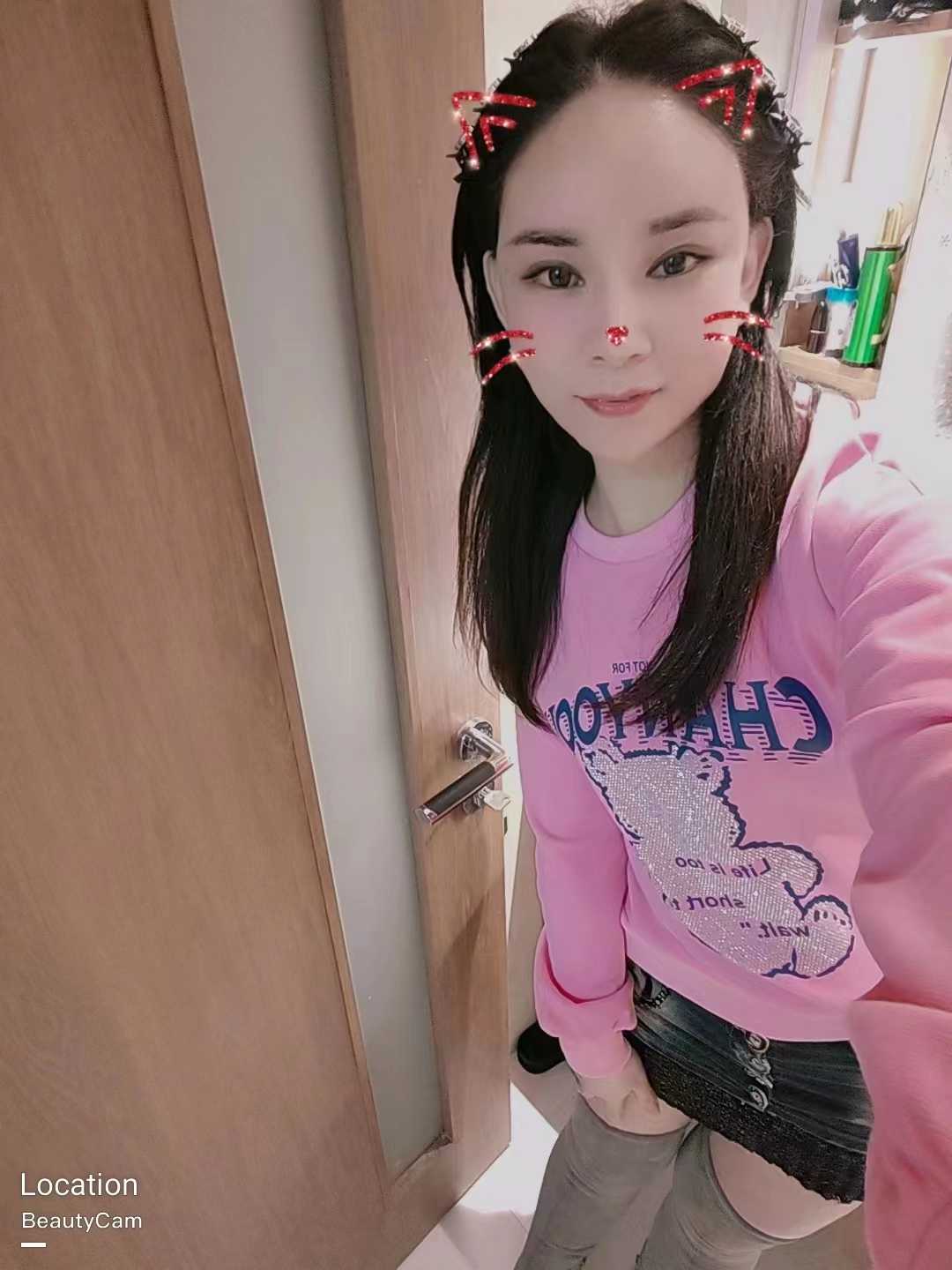 妹子做的认真，小穴倒还挺紧