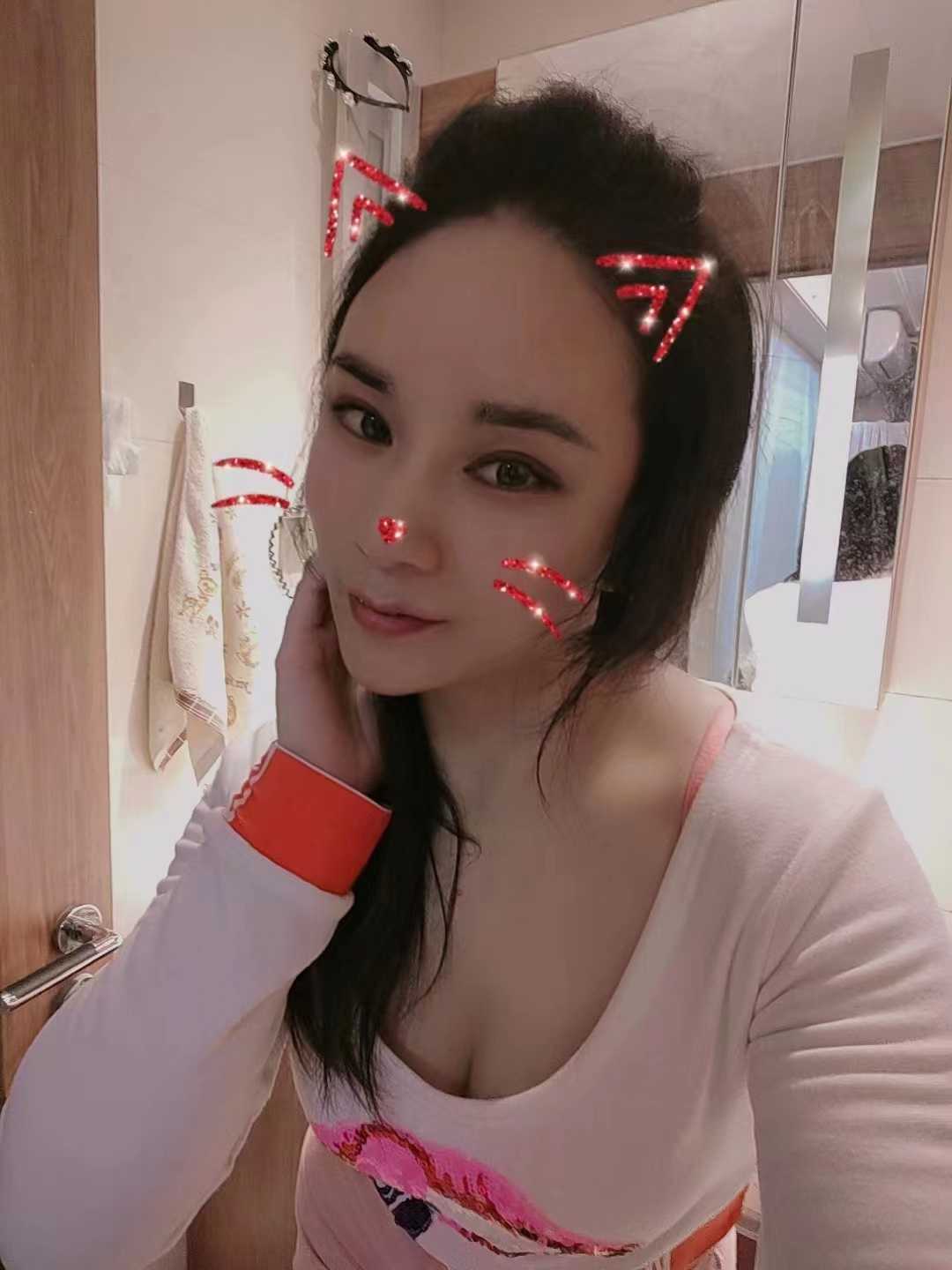 妹子做的认真，小穴倒还挺紧