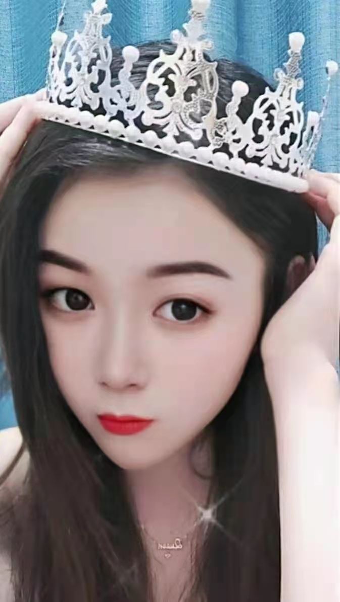 夹得很紧舔的舒服的年轻小妹