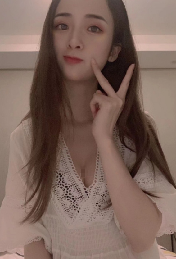 刚下海的性感SaoB车展女销售