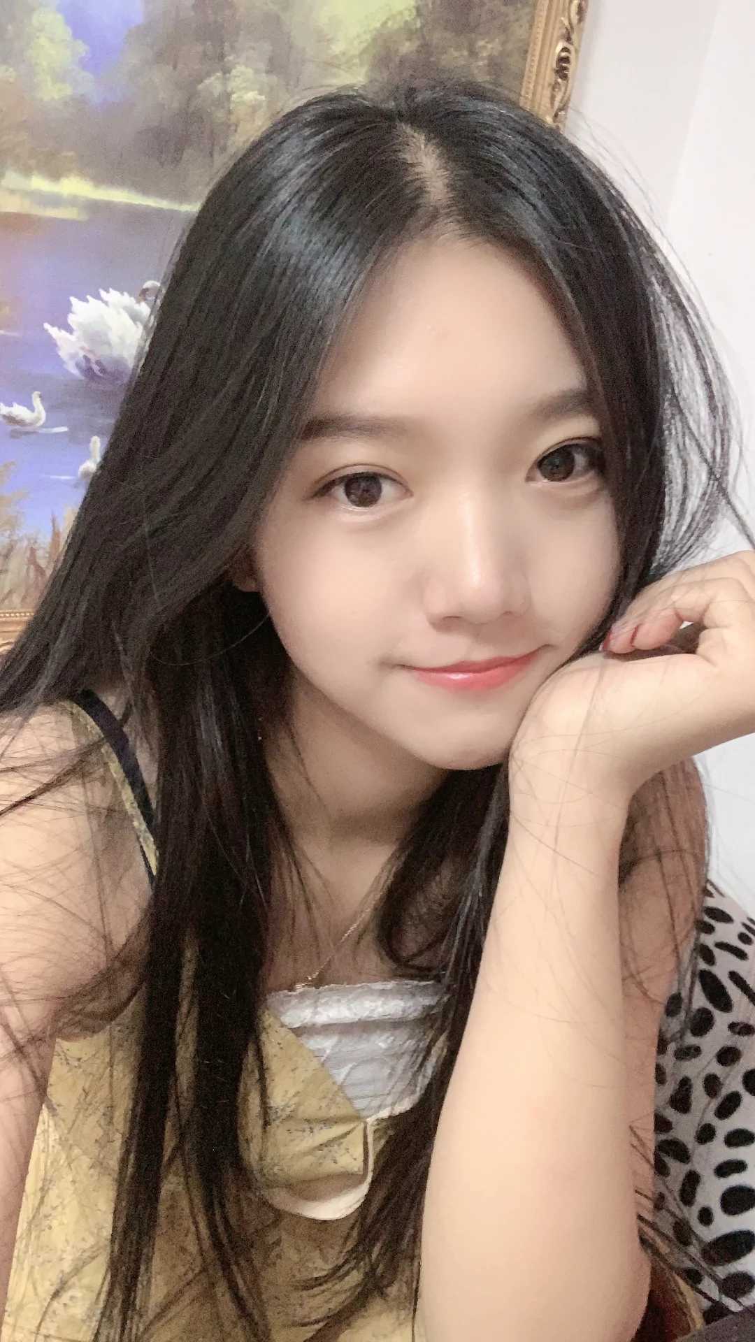 夹的紧，舔的舒服的年轻妹子