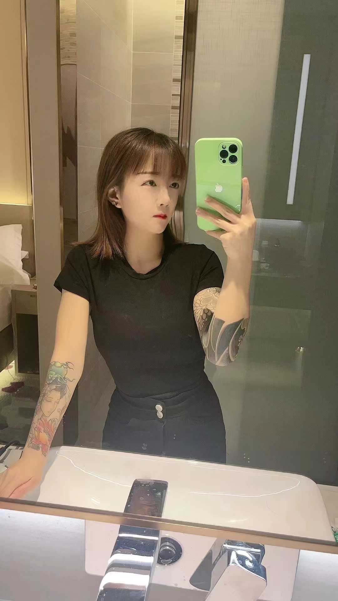 有纹身的兼职美女