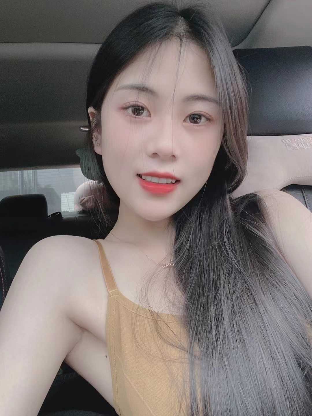 身材不错，皮肤很滑的小姐姐