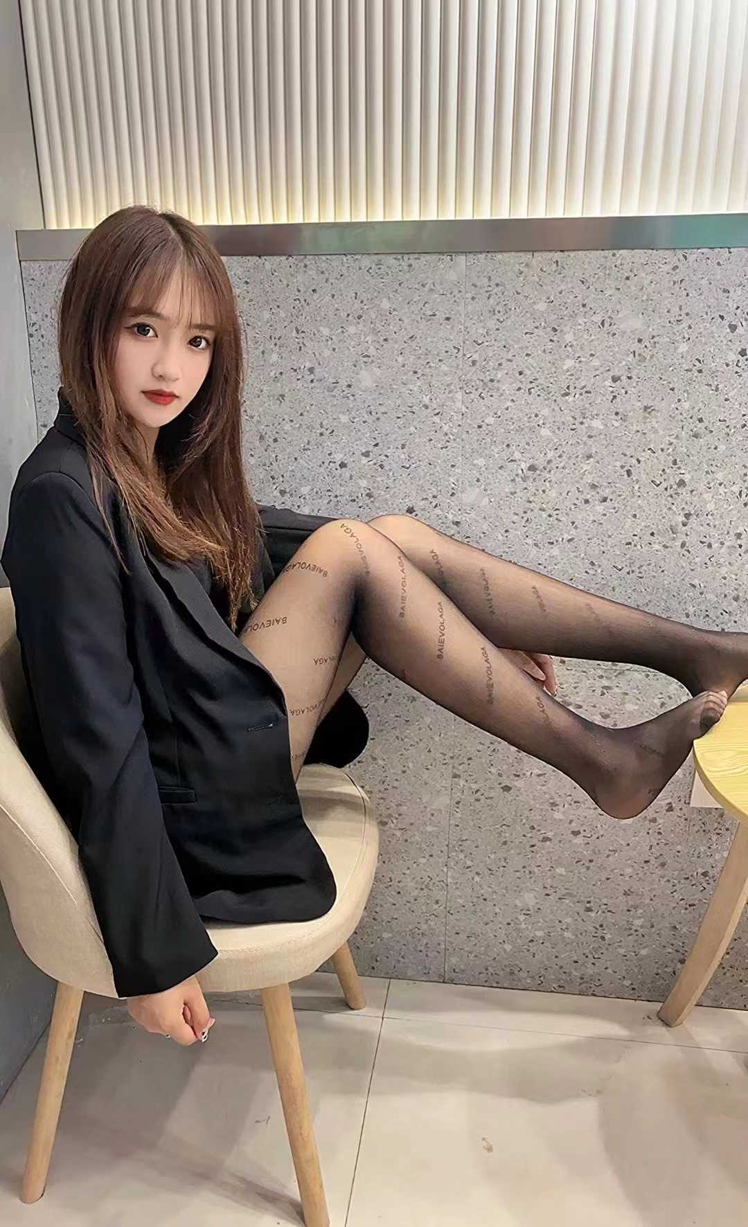 性感黑丝大长腿妹子