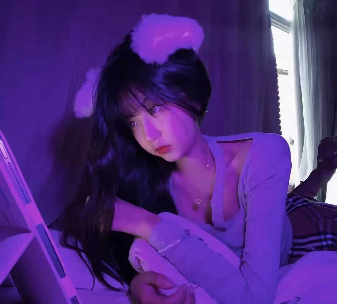 甜美可爱，又不失性感的妹子