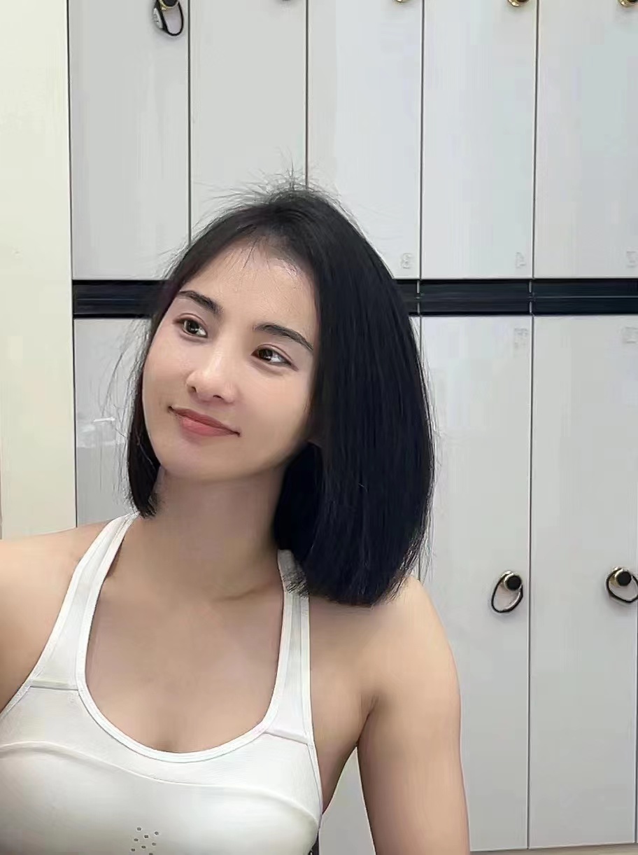 身材也很诱人，奶挺屁股翘