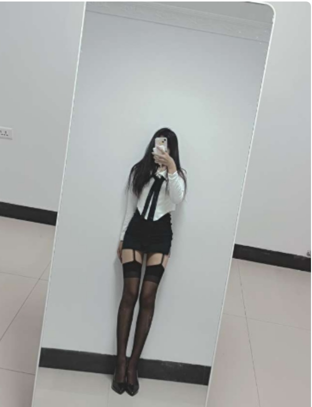 奶子饱满有料，身材曲线不错