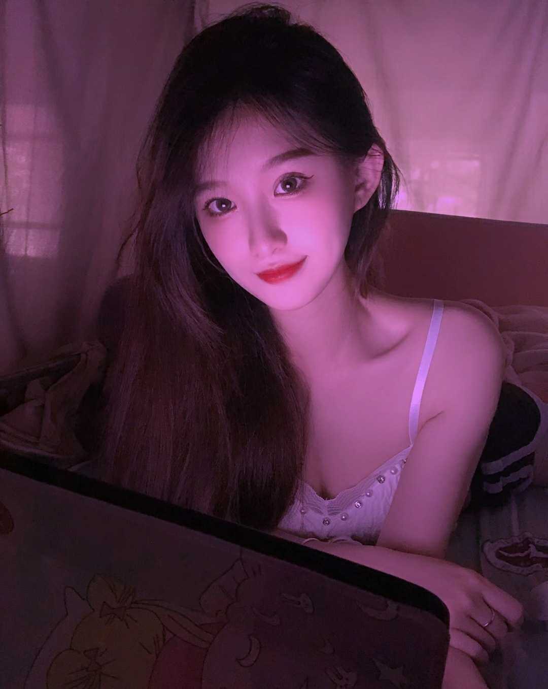 成都兼职小姐姐看着清纯可爱，刚刚下海