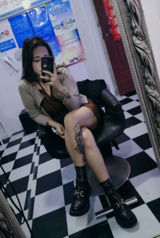 昆都广场波涛汹涌的小姐姐