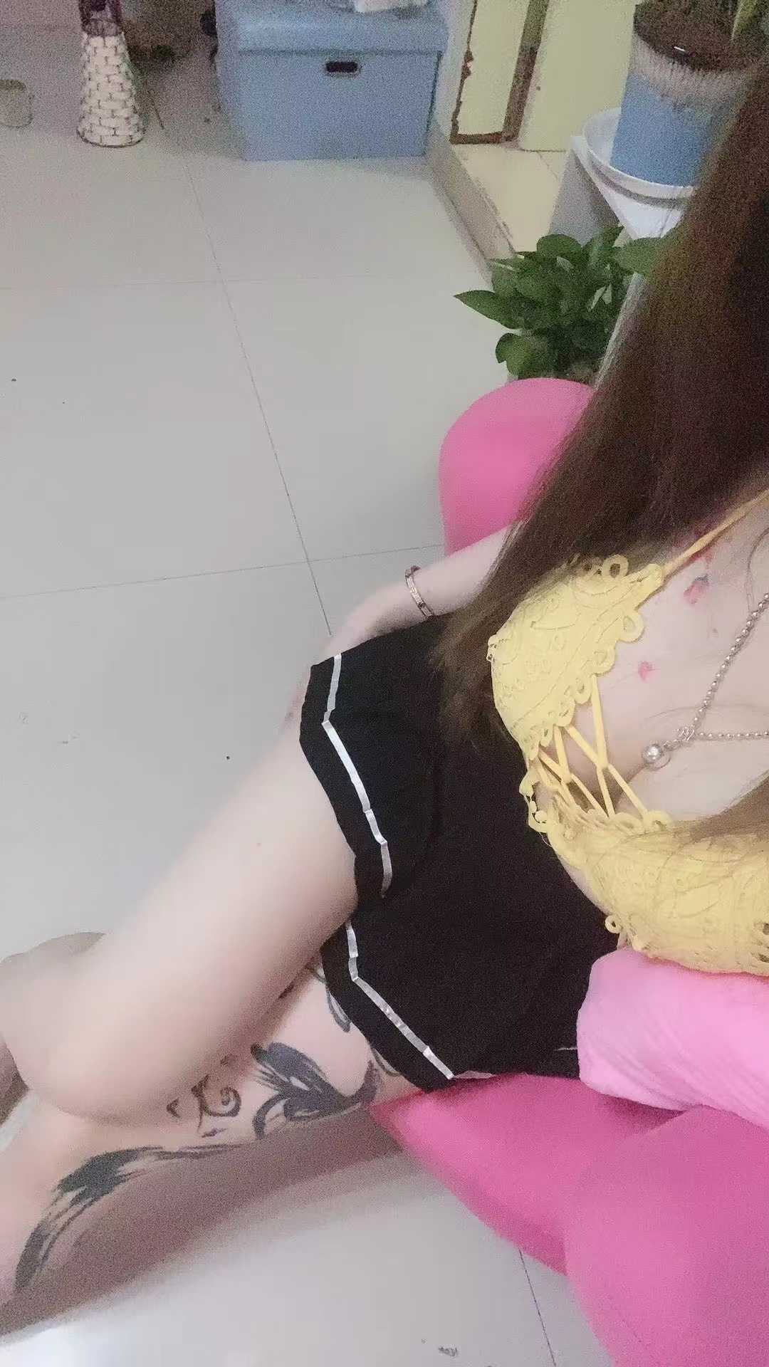 舔的舒服夹的紧的年轻妹子