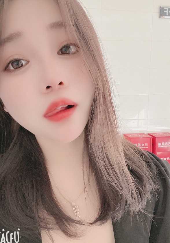 妹子黑丝性感迷人