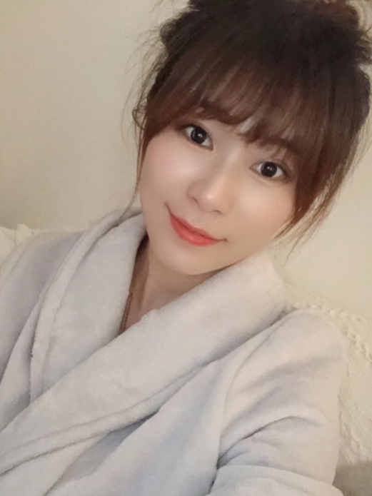 清纯可爱小美女，大白腿活泼