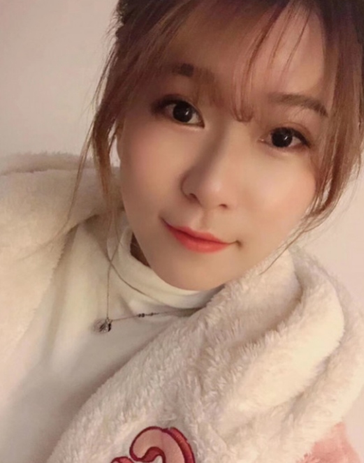 清纯可爱小美女，大白腿活泼