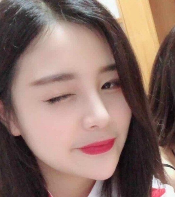 分享温柔漂亮妹妹，鲍鱼粉嫩小穴紧