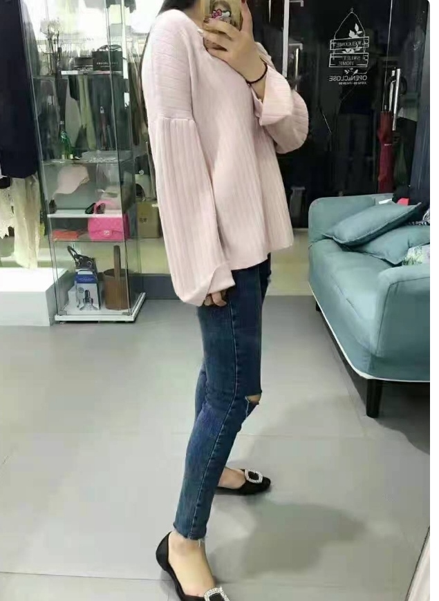 妹子下面特紧，淫水还很多