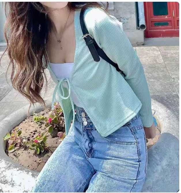 妹子下面特紧，淫水还很多