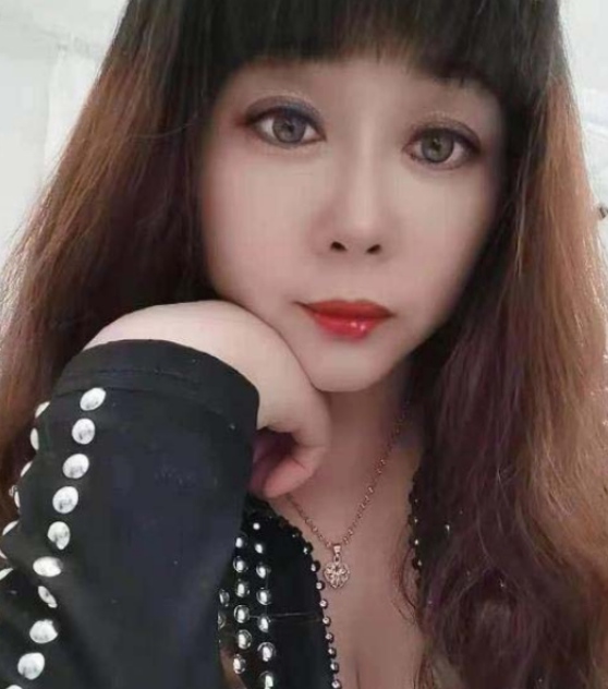 会跳艳舞的漂亮的妹子