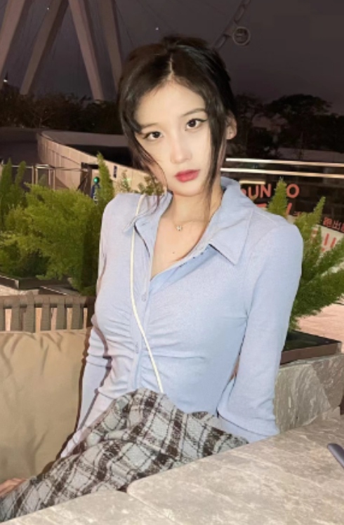 含苞待放有情趣黑丝制服妹妹