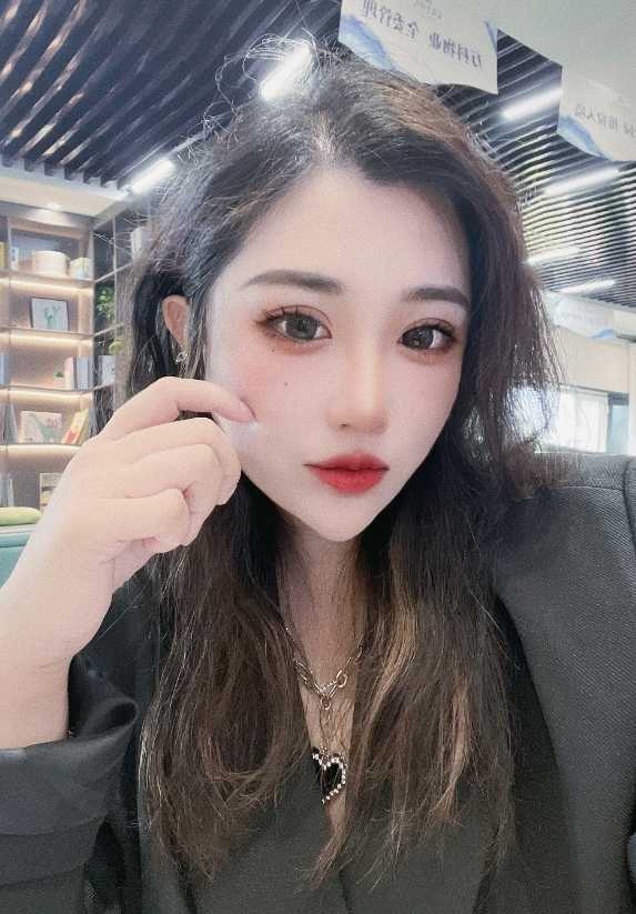 粉嫩多汁水蜜桃一线天