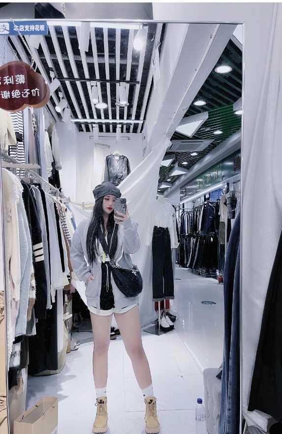 粉嫩多汁水蜜桃一线天