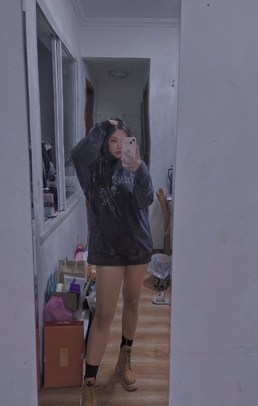 粉嫩多汁水蜜桃一线天