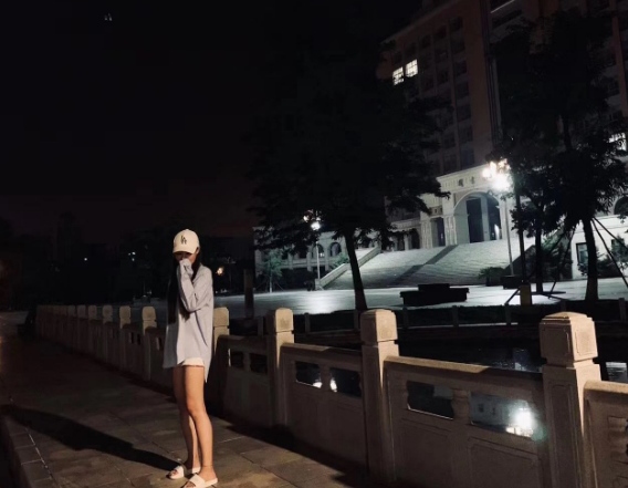 00后白虎妹妹初次下海，因欠钱出来做