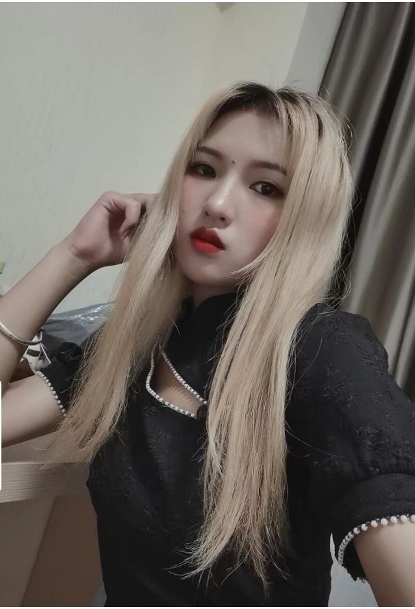 长相比较Sao，很勾人性欲