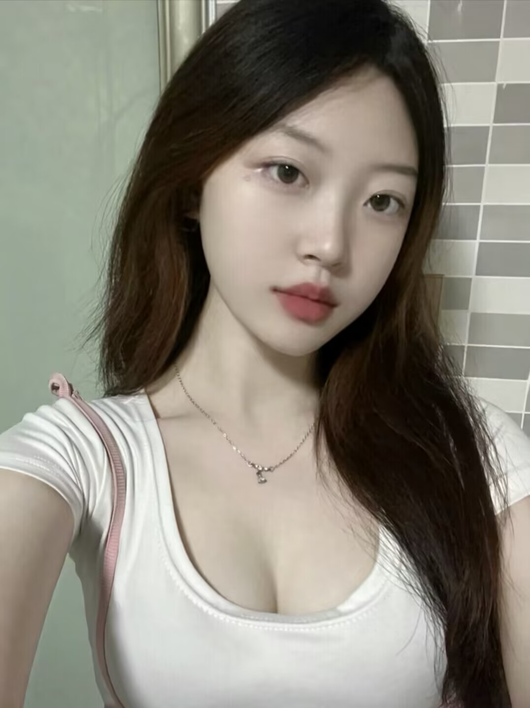 那对大白兔后入时候甩来甩去