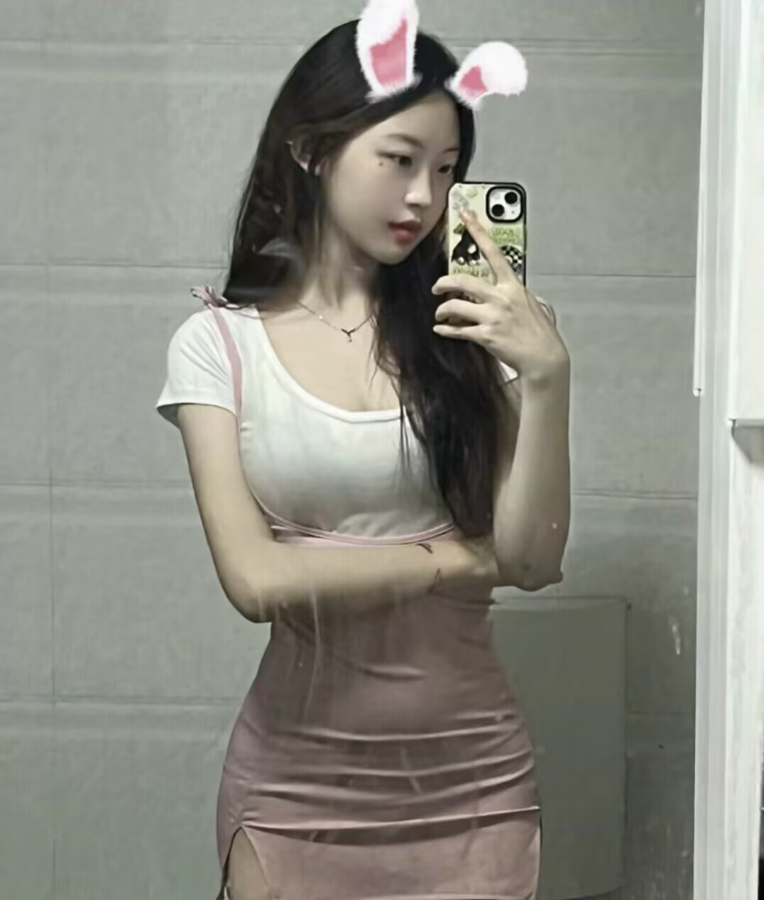 那对大白兔后入时候甩来甩去