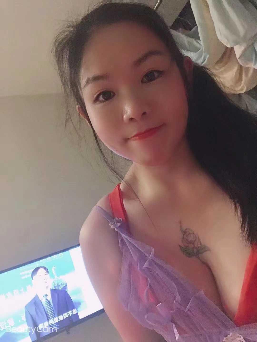 夹的紧舔的舒服的丰满妹子