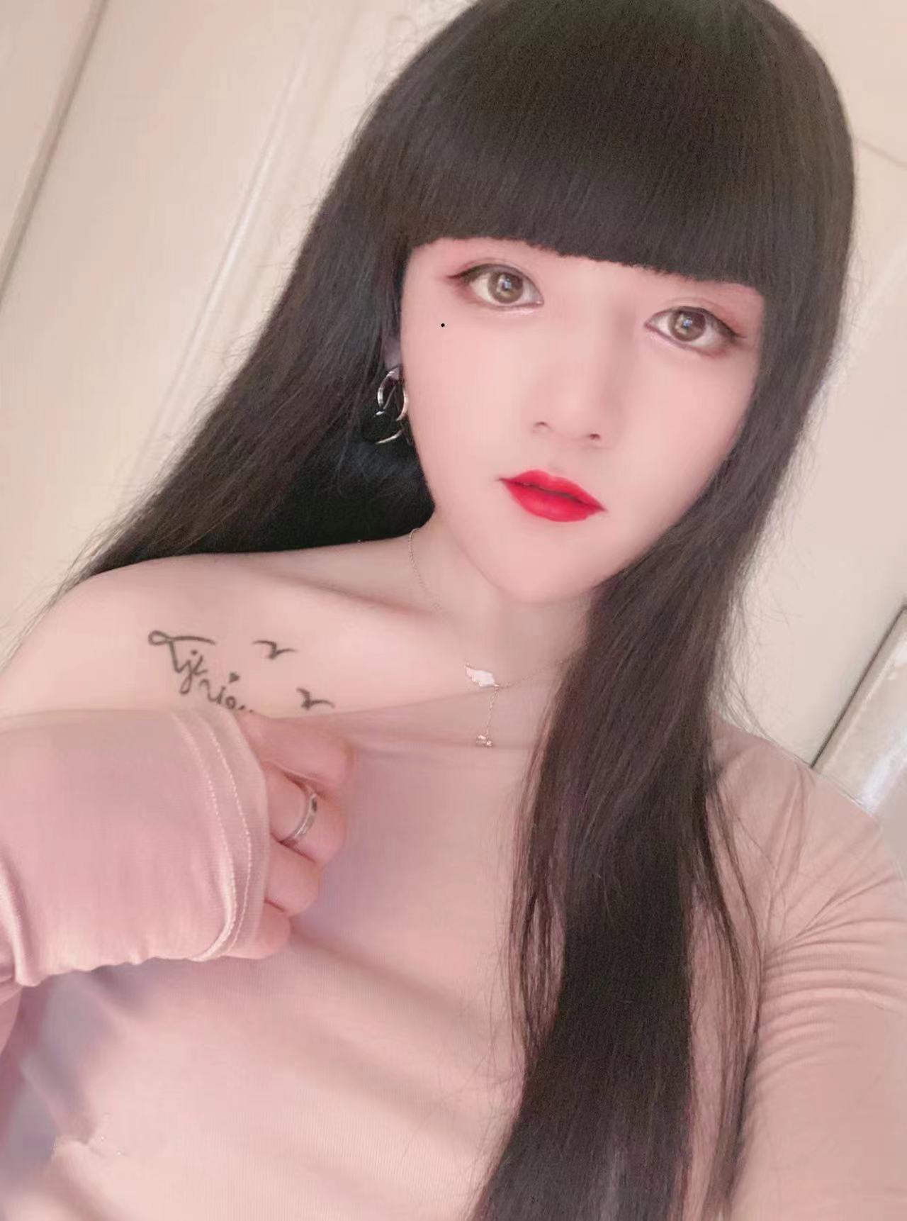 性感伪娘 五官精致，前凸后翘