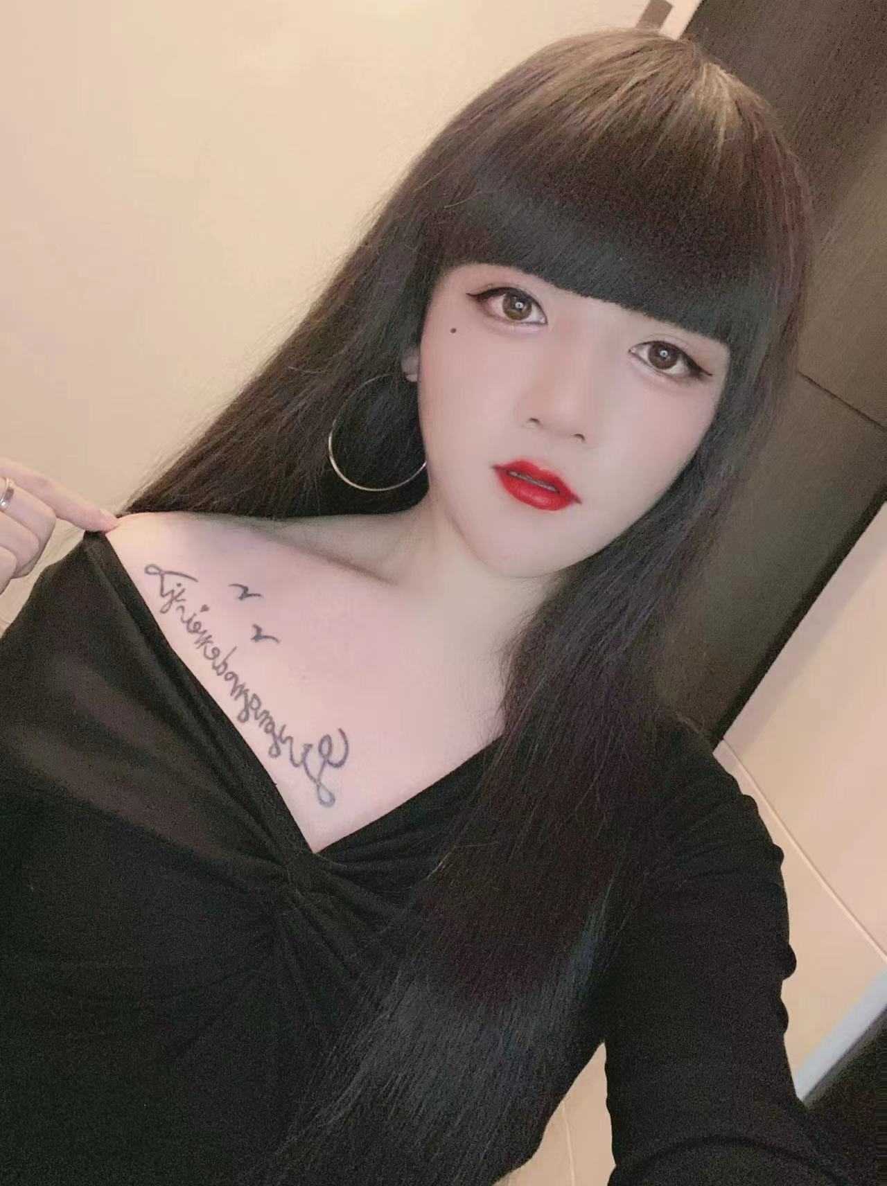 性感伪娘 五官精致，前凸后翘