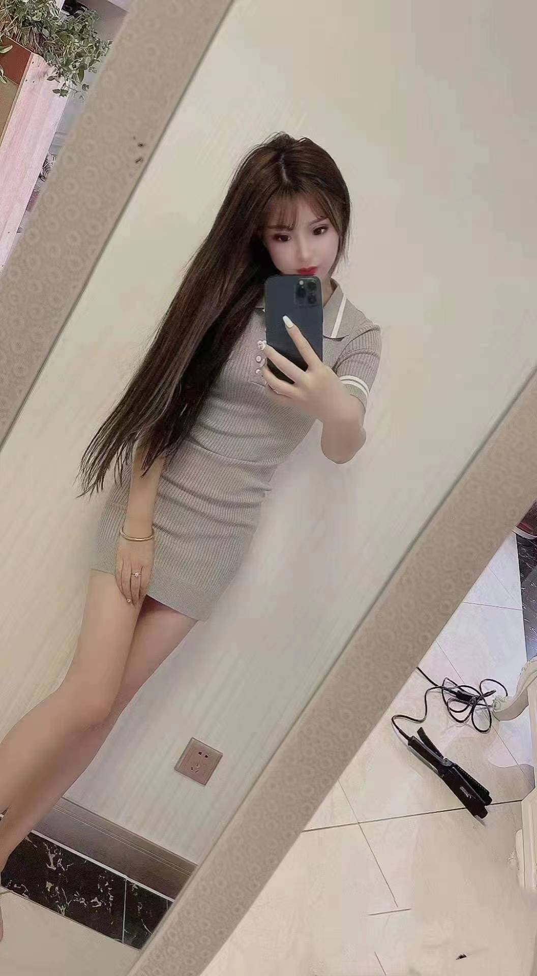 清纯可爱小美女，大白腿活泼