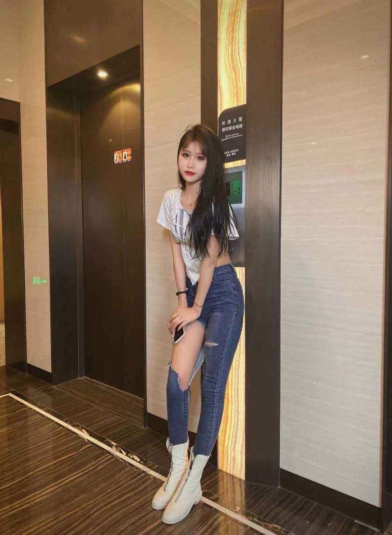 舌头灵活夹的紧的漂亮妹子