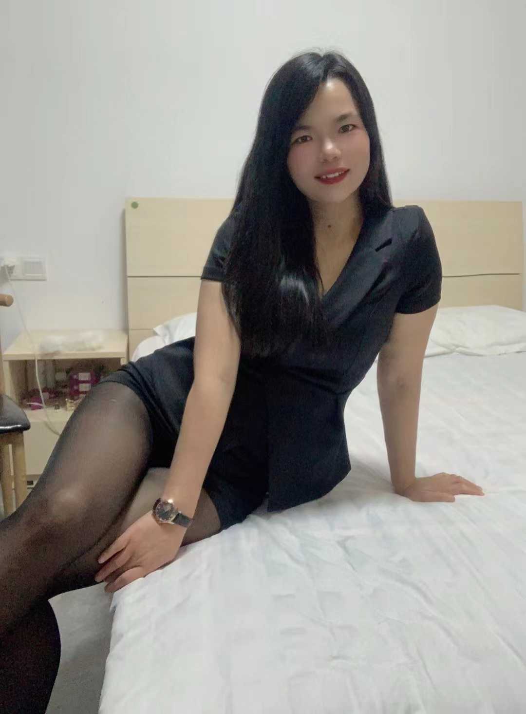 舔的舒服，夹的很紧的漂亮妹子