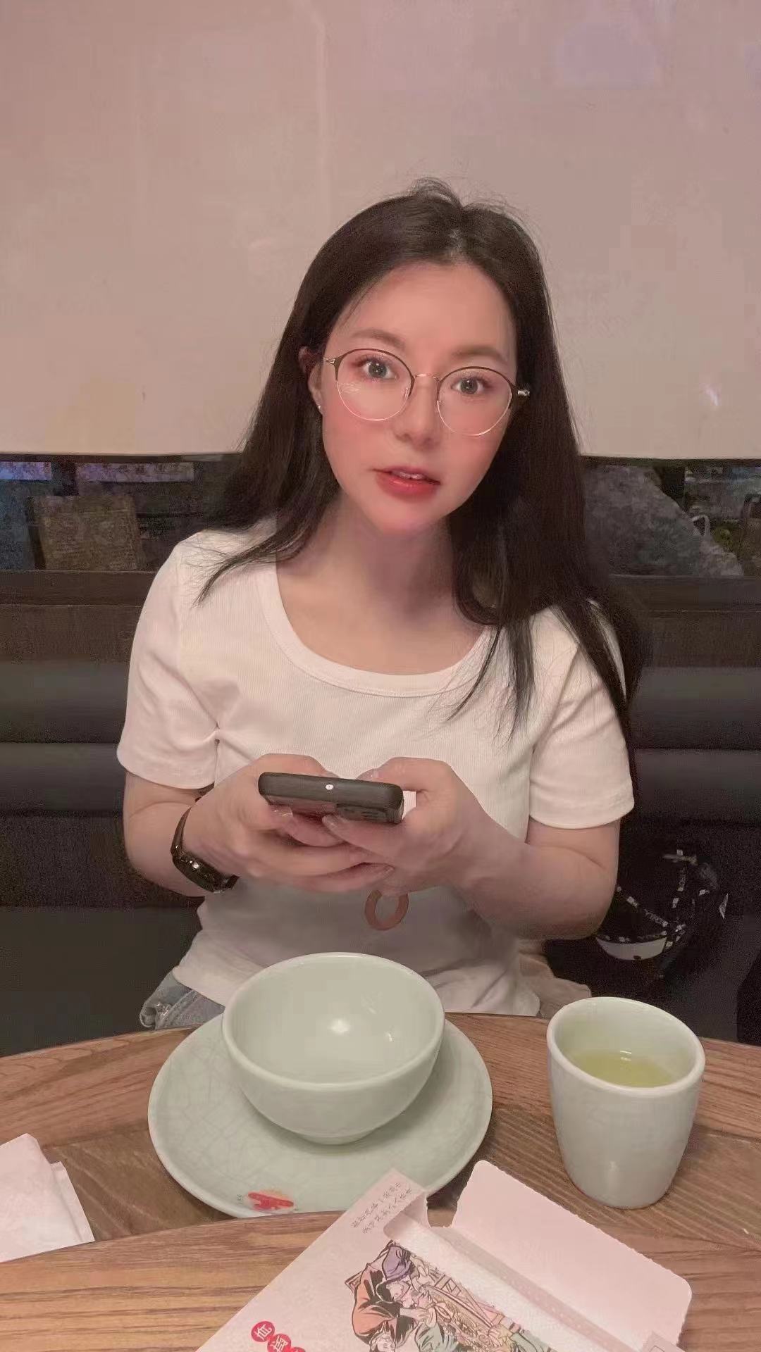 胸大丰满，各种姿势配合