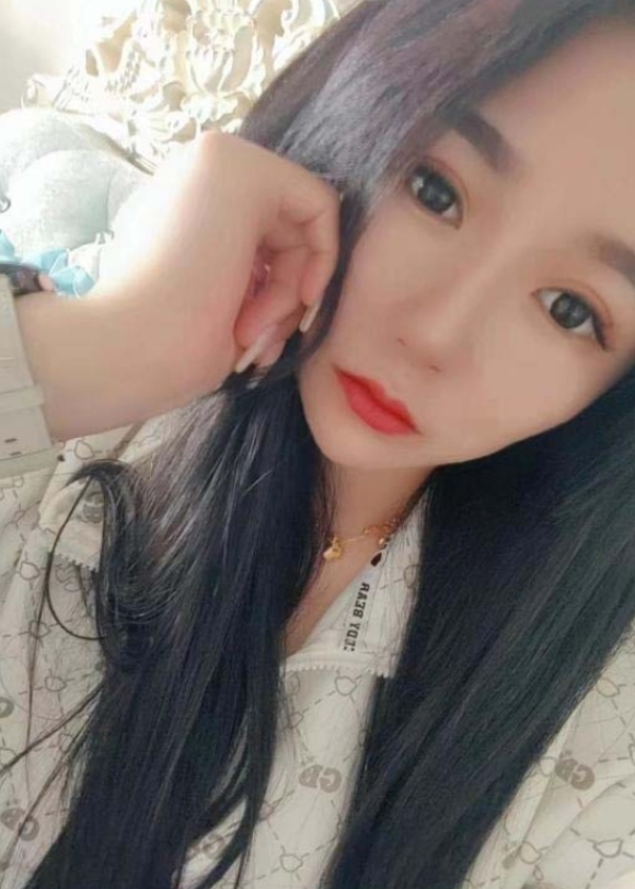 很白身材很好的小姐姐菲菲