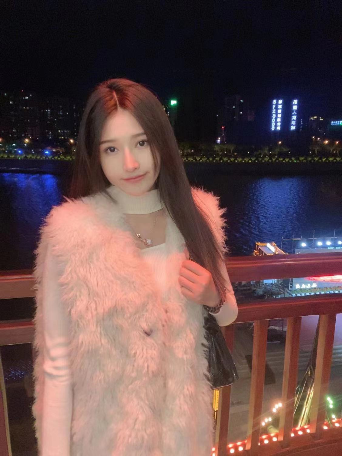 肤白貌美， 大奶好身材，耐艹水多