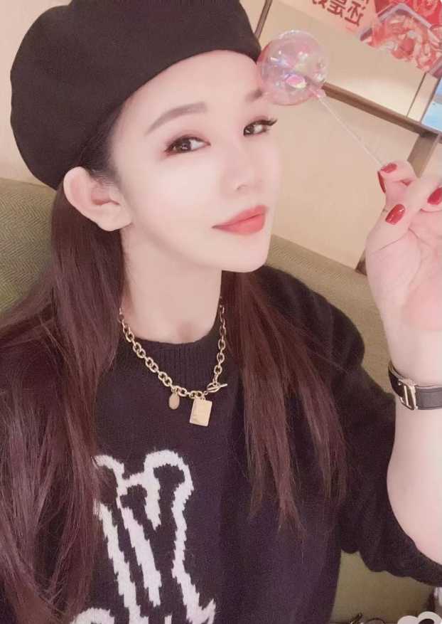 皮肤红润有光泽，三点粉嫩