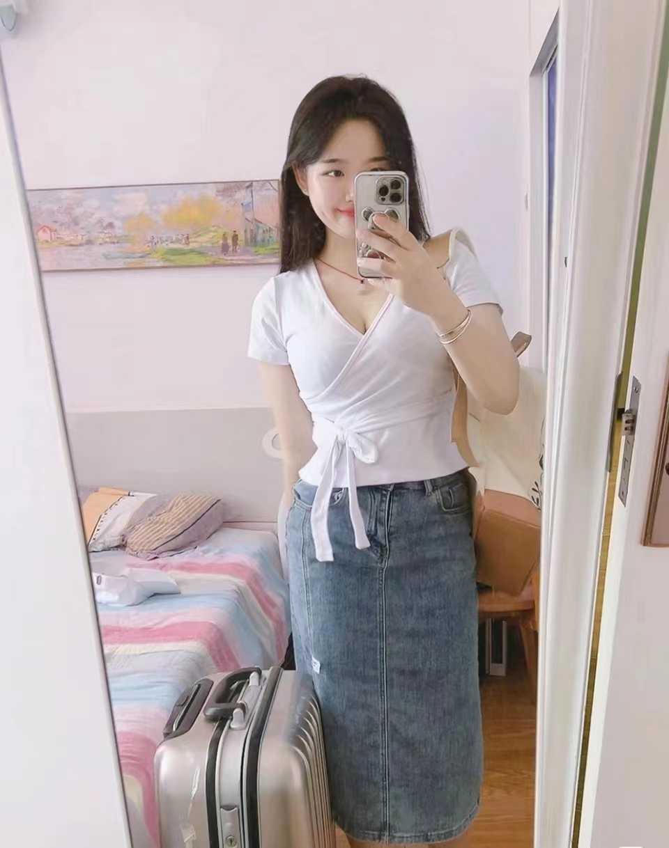 自己开始摸自己，让我干她