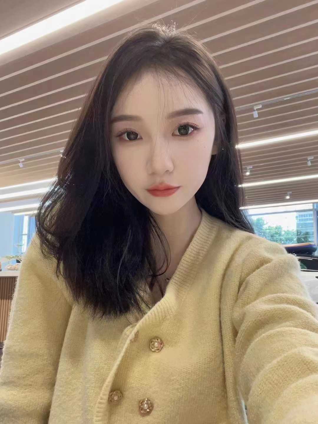 妹子双腿加速摆动，一起释放